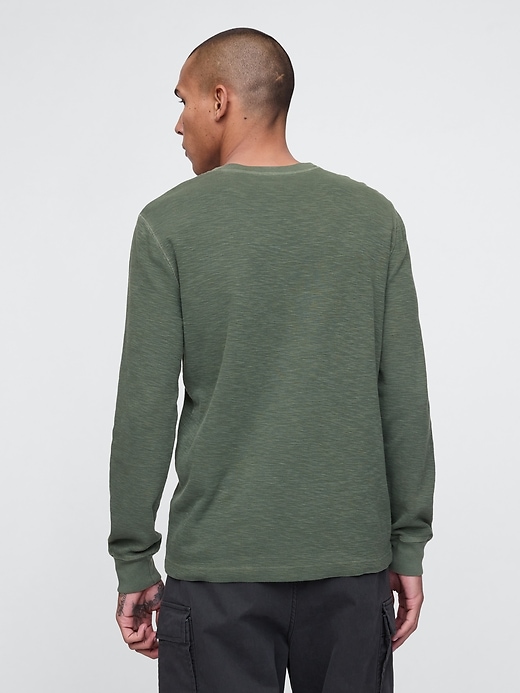 L'image numéro 2 présente T-shirt henley en tricot gaufré