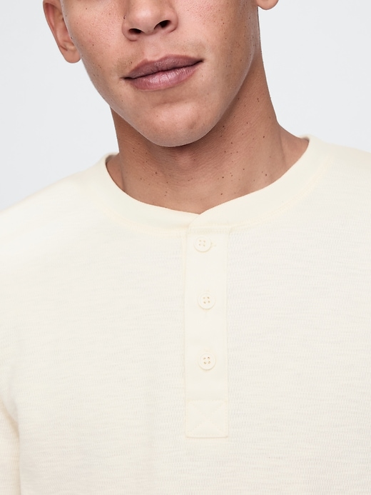 L'image numéro 4 présente T-shirt henley en tricot gaufré