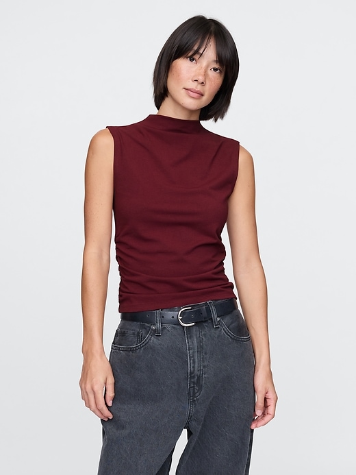 L'image numéro 1 présente Camisole moderne ruchée à col cheminée