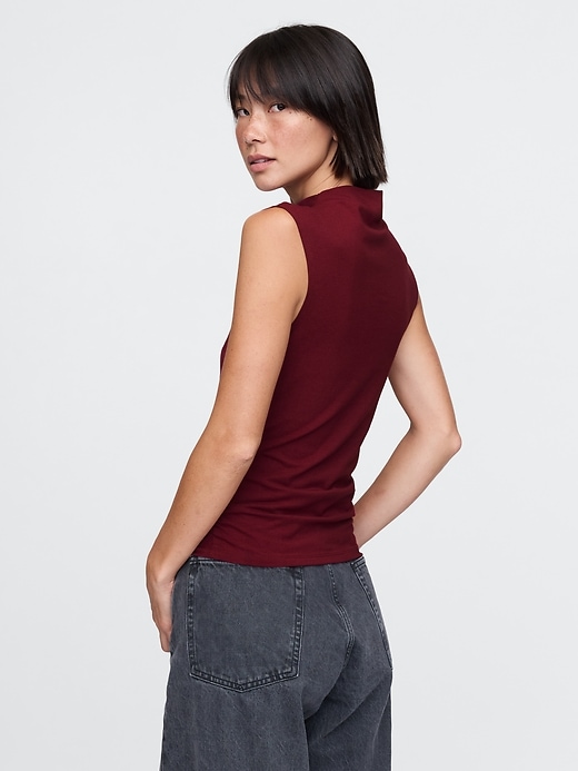 L'image numéro 2 présente Camisole moderne ruchée à col cheminée