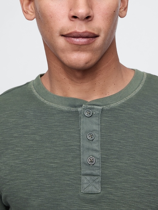 L'image numéro 4 présente T-shirt henley en tricot gaufré