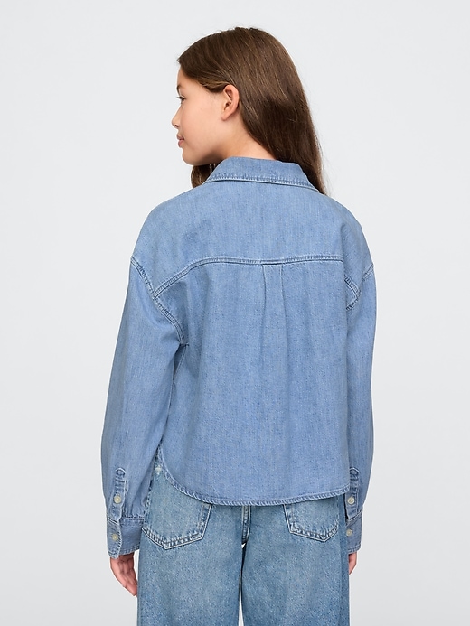 L'image numéro 2 présente Chemise surdimensionnée en denim pour Enfant