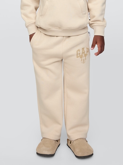 L'image numéro 3 présente Pantalon en coton ouaté Vintage doux à logo Mickey Mouse de Gap × Disney pour bébé