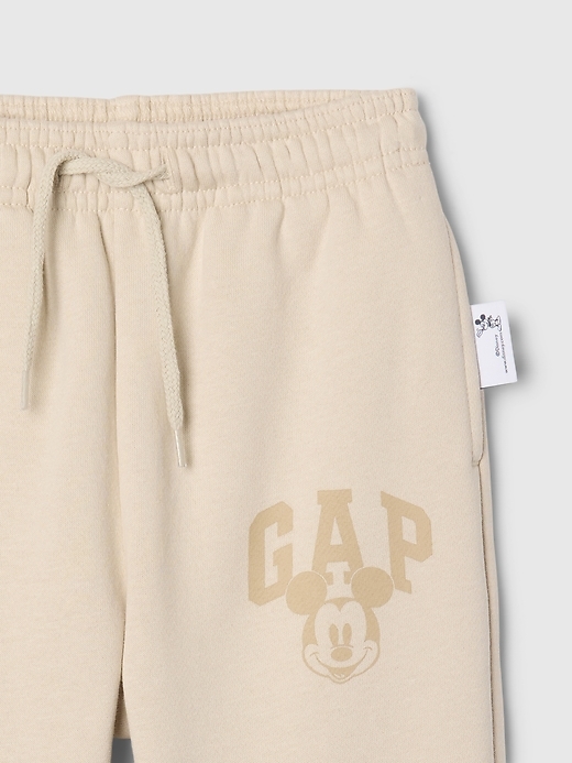 L'image numéro 4 présente Pantalon en coton ouaté Vintage doux à logo Mickey Mouse de Gap × Disney pour bébé