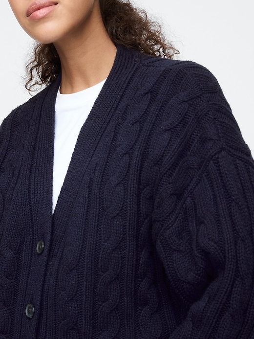 L'image numéro 4 présente Cardigan surdimensionné en tricot torsadé