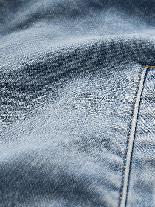 L'image numéro 4 présente Veste à capuchon en denim Douceur suprême pour Enfant