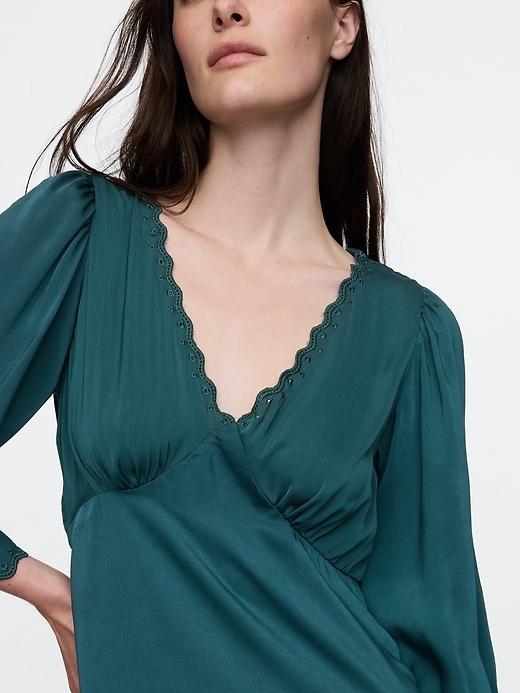 L'image numéro 4 présente Robe mi-longue en satin à taille empire