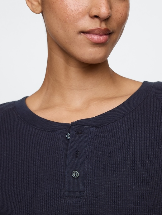 L'image numéro 4 présente Haut de pyjama henley en tricot gaufré