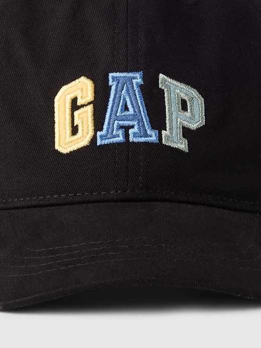 L'image numéro 2 présente Casquette de baseball à logo Gap en coton biologique pour Enfant